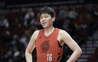 心系老东家！杨瀚森助威青岛季后赛：祝兄弟们放平心态、一路高歌
