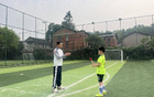 川超自贡球员现身塘坎上小学足球决赛 寄语学子：“享受比赛，勇敢踢球！”