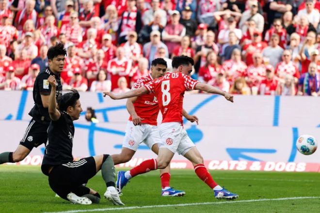 拜仁被打崩！半场3球落后，4年第一次，乌尔比希一脸尴尬