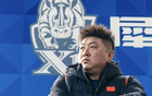 中足联再开罚单！崔鹏禁赛6场，辱骂冲击主裁，染红后仍进入场地